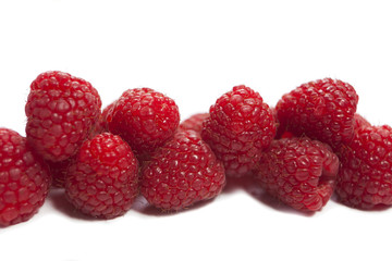 framboises sur fond blanc