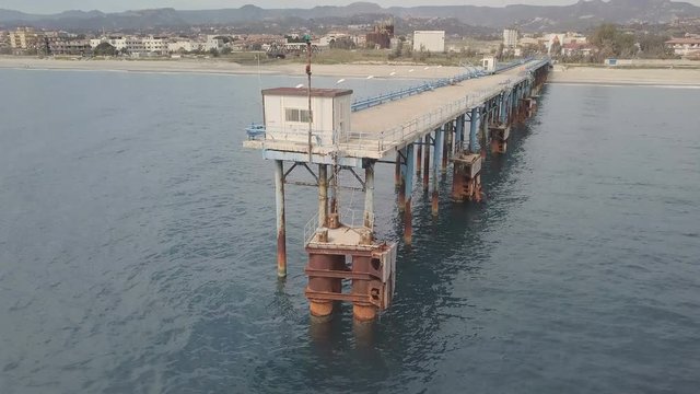 Pontile in mare con tubi per cemento e ormeggi per l'attracco delle navi