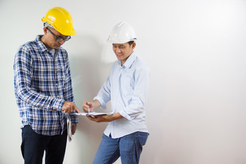 Architect and contractor discussion plan.