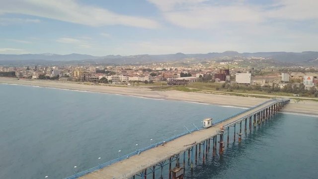 Pontile in mare con tubi per cemento e ormeggi per l'attracco delle navi