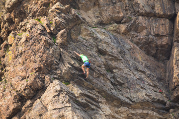 Obraz premium climber on a rock without insurance