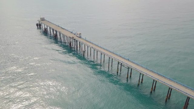 Pontile in mare con tubi per cemento e ormeggi per l'attracco delle navi