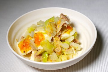 春キャベツとツナとゆで卵のサラダ