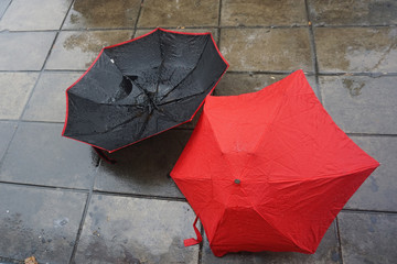 dos paraguas en la vía pública. día de lluvia 