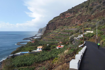 Madeira, Portugalia - wycieczka rowerowa wzdłuż oceanu w okolicach Calheta © Iwona