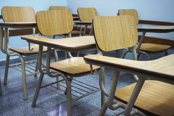 Pupitres sin estudiantes. Aula vacia.