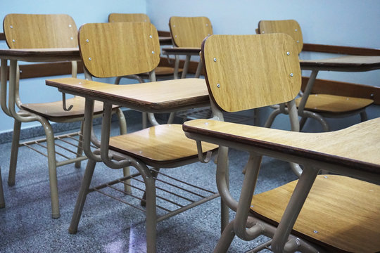 Pupitres sin estudiantes. Aula vacia.