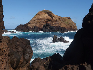 Madeira, Portugalia - skały nad oceanem w okolicach Porto Moniz © Iwona