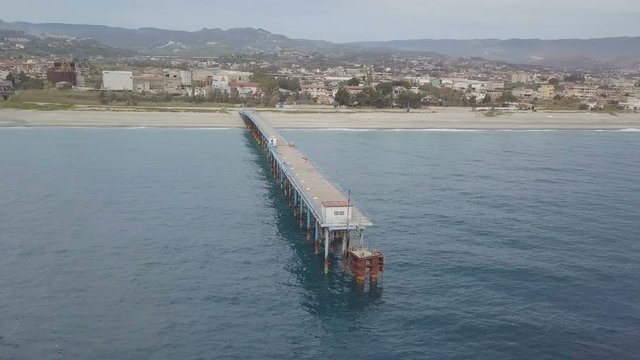 Pontile in mare con tubi per cemento e ormeggi per l'attracco delle navi