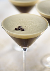 Cocktail iin braun-weiß mit Kaffeebohnen von schräg oben