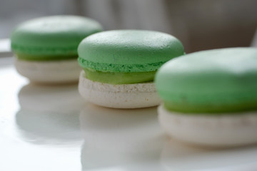 Mint-vanilla macaroons