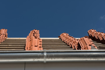 Dachdecker,Dachpfannen,Dachlatten,Dachsparren
Dach,Dachziegel,Eindecken,Dachfenster,
Dachgiebel