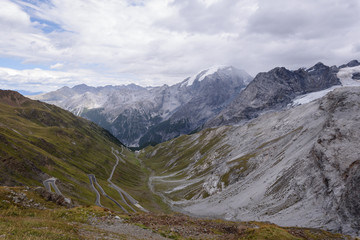 Bonitos puertos de montaña en las dolomitas de Italia