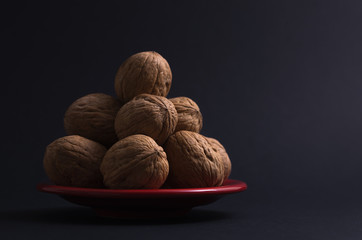 Noci greci sullo sfondo scuro