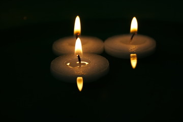 Świece na wodzie © WGBN