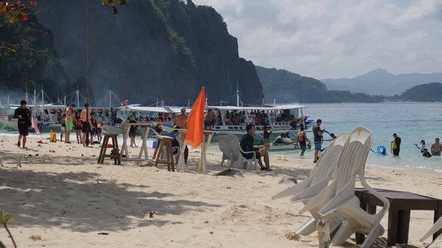 Tourist arriving with boat at 7 Commandos beach in El Nido