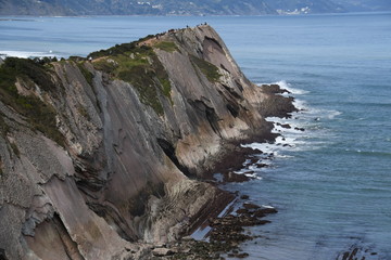 Acantilado de Flysch, Zumaia. Pais Vasco. España. El desgaste producido en la base de estos...