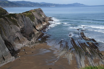 Acantilado de Flysch, Zumaia. Pais Vasco. España. El desgaste producido en la base de estos...