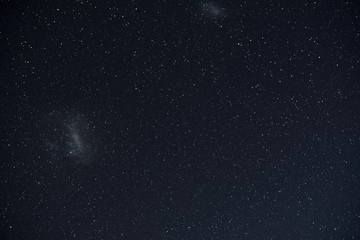 Obraz na płótnie Canvas Paisaje con cielo nocturno repleto de estrellas en Nueva Zelanda.