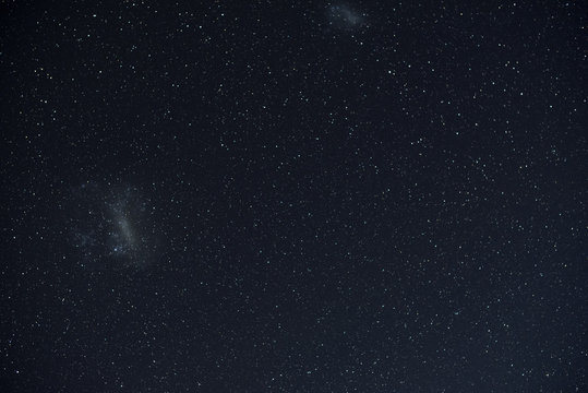 Paisaje con cielo nocturno repleto de estrellas en Nueva Zelanda.