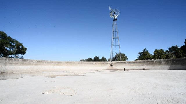 molinos de viento con tanque australiano para producciones ganaderas