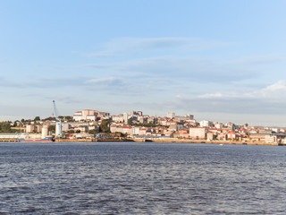 Fototapeta na wymiar Ferrol mira al Mar