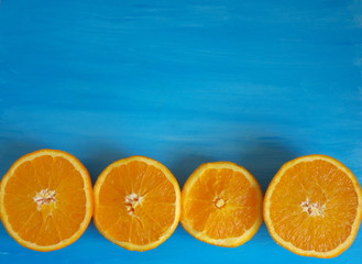 Naranjas mediterráneas sobre fondo azul con alto contraste de luz y color