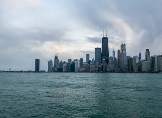 Fototapeta premium Widok na panoramę Chicago przez jezioro