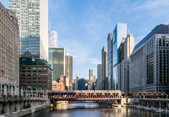 Naklejka premium Widok na centrum Chicago z rzeki