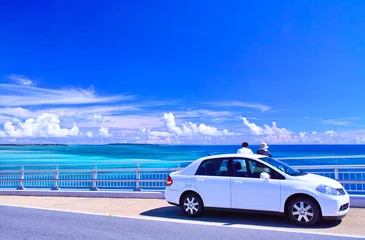 Poster Toeristen kijken naar de zee vanaf de parkeerplaats van Irabu Ohashi, Miyakojima in midzomer © 7maru