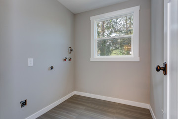 Small empty room with gray walls
