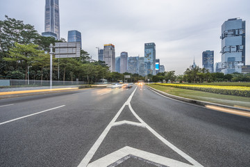 Obraz premium city road through modern buildings at dusk