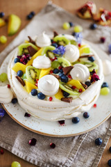 meringue with berries