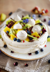 meringue with berries