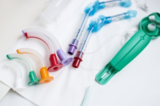 Tracheal intubation kit