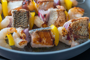 Fischspieß in der Pfanne