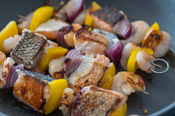 Fischspieß in der Pfanne