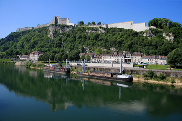 Fototapeta na wymiar La citadelle de Besançon et le Doubs