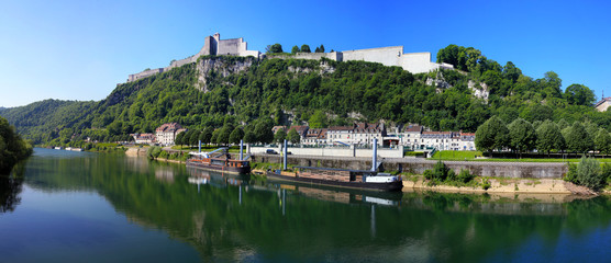 Fototapeta na wymiar La citadelle de Besançon et le doubs