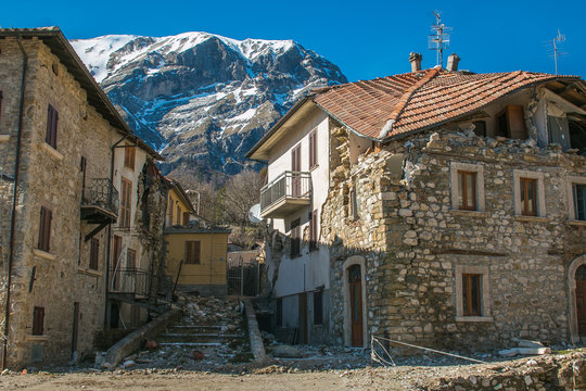 Effetti devastanti del terremoto del centro Italia in un piccolo borgo nei Monti Sibillini