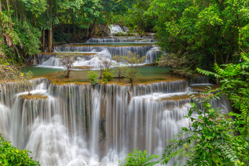 Obraz premium Beautiful Huay Mae Kamin Waterfall in Khuean Srinagarindra National Park, Kanchanaburi Province. Thailand
