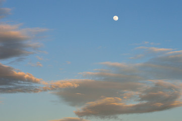 Luna con nuvole rosa