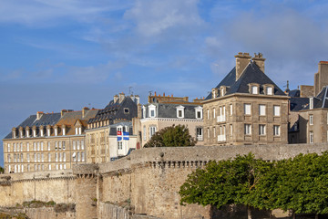 Fototapeta na wymiar Saint Malo. Immeubles intra-muro et remparts. Ille et Vilaine. Bretagne