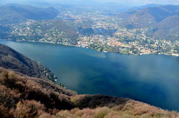 Blick von Brunate auf den Comer See