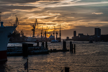 Fototapeta na wymiar Hamburger Hafen // Port of Hamburg