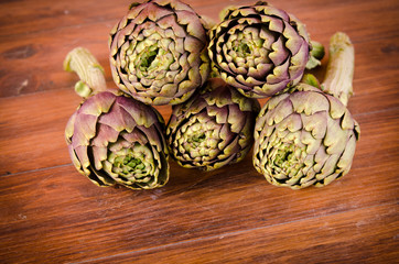 Obraz premium Italian artichokes on wooden plane