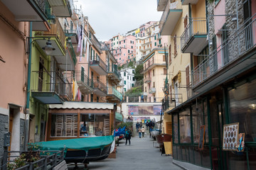 チンクエテッレ～険しいリグーリア海岸の5つの村（イタリア・リグーリア州）　マナローラのメインストリート