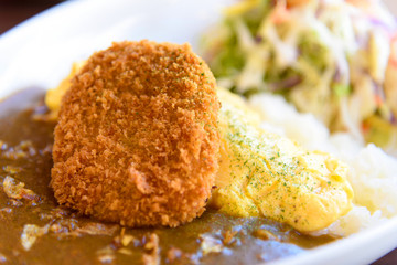 オムカレーのコロッケのせ