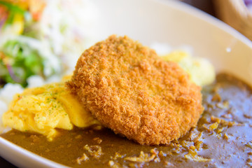 オムカレーのコロッケのせ