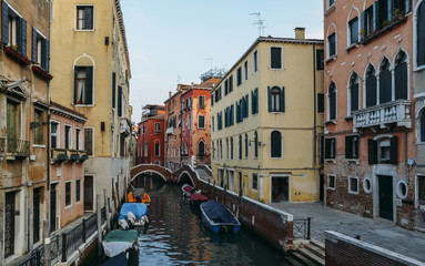 Fototapeta na wymiar Colourful and relaxing canal in Venice, Veneto, Italy.